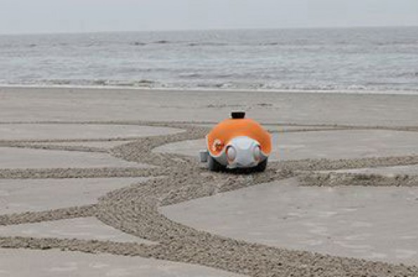 ربات ساحلی هنرمند + عکس