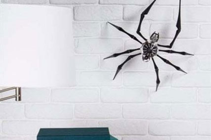 تصاویر ساعت عنکبوتی، ادای احترام به هنر مدرن - میز نفت