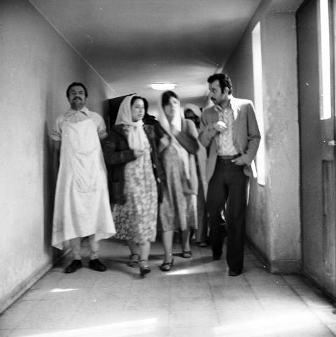 بازدید شهید تندگویان از بیمارستان اعصاب و روان رازی در روستای امین آباد در خوزستان-شهریور 1359- عکاس: علی‌اکبر قدس