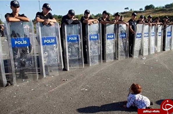 نوزادی که سد راه پلیس ترکیه شد + عکس