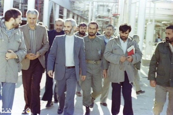 بازدید غلامرضا آقازاده از پروژه محرم در بندر گناوه در سال 64 - عصر نفت