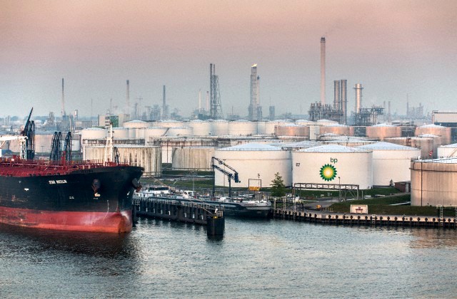 پالایشگاه نفت متعلق به شرکت بریتیش پترولیوم در بندر رتردام