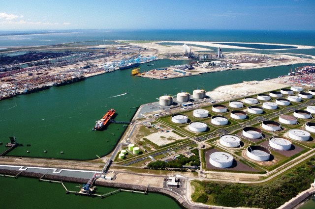 مخازن ذخیره سازی نفت در بندر رتردام