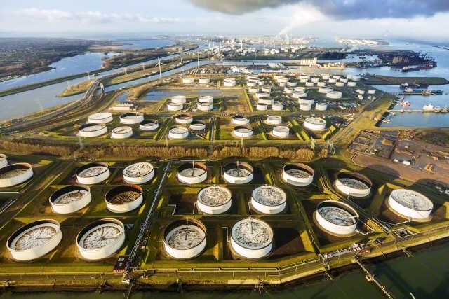 مخازن ذخیره سازی نفت و فرآورده های نفتی در بندر رتردام