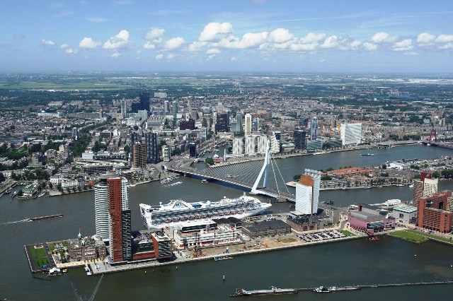نمایی از ساختمان‌های تجاری و مقر شرکت‌های نفتی در شهر رتردام