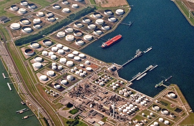 نمایی هوایی یکی از اسکله‌های نفتی رتردام