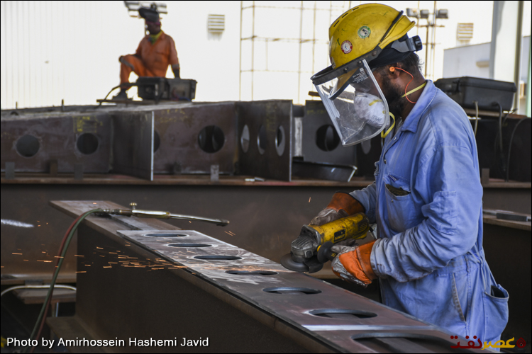 جوشکاری اسکلت ویلاهای شناور دوبی در کارگاه جوش یارد یک شرکت ایرانی در منطقه ازاد حمریه در امارت ساحلی شارجه