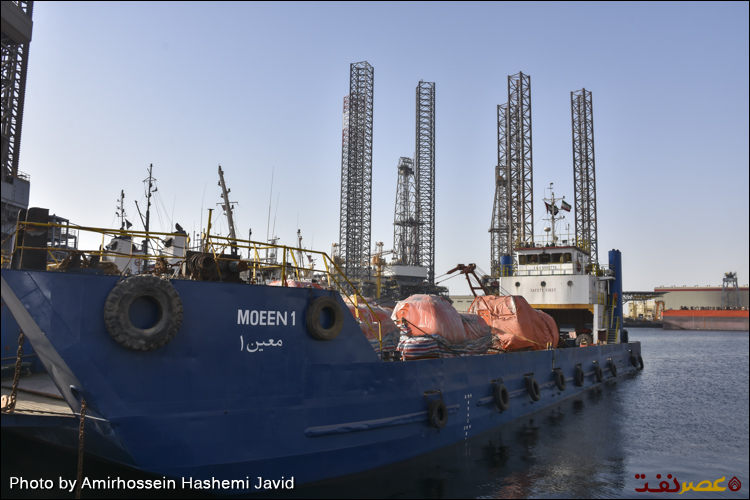 شناور حامل 6 قایق نجات برای سکوی فروزان در یارد یک شرکت ایرانی در منطقه آزاد حمریه در سواحل عجمان