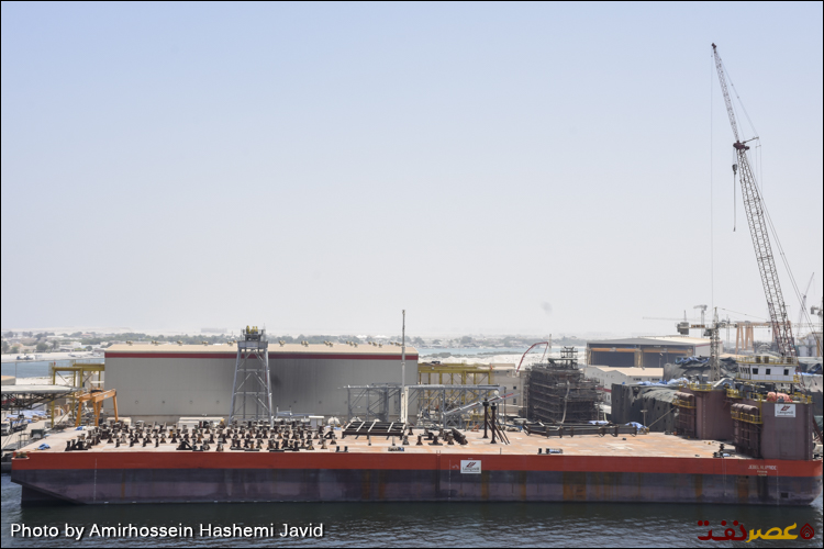 بارج حمل تأسیسات نفتی دریایی در اسکله و یارد شرکت چند ملیتی «Lamprell» در منطقه آزاد حمریه