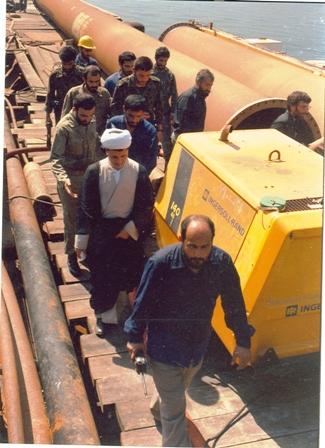 آیت الله هاشمی رفسنجانی در بازدید از تأسیسات پایانه نفتی خارگ پس از بمباران جنگنده های بعثی 