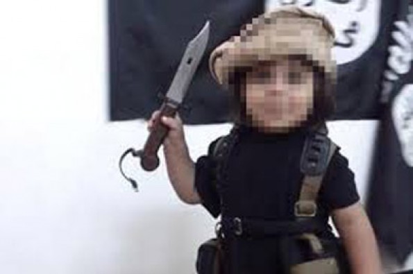 کودک داعشی اولین گردن زنی را تجربه کرد +تصاویر