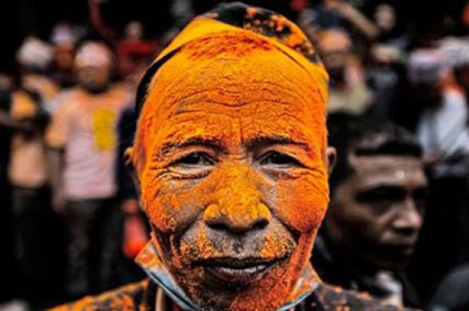 فستیوال پاشیدن رنگ نارنجی در نپال + تصاویر - میز نفت