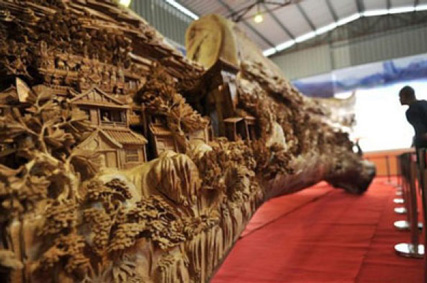 تصاویر طولانی ترین مجسمه چوبی جهان