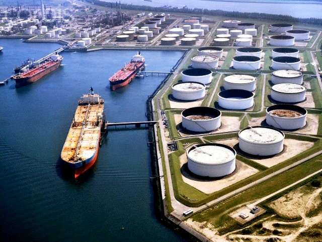 ترمینال تخلیه و بارگیری نفت در بندر رتردام
