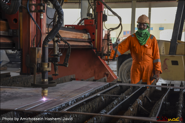 برش ورقه های فولادی با پلاسما برای پروژه ویلاهای شناور دوبی در کارگاه برش یارد یک شرکت ایرانی در منطقه ازاد حمریه در امارت ساحلی شارجه