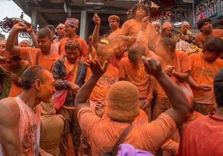 فستیوال پاشیدن رنگ نارنجی در نپال + تصاویر